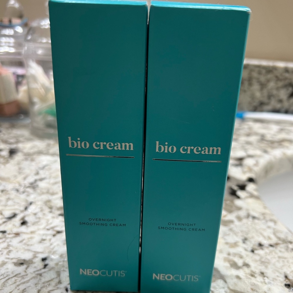 Neocutis BIO CREAM Overnight Smoothibg Cream.